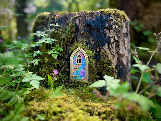Gothic Fairy Door with Delicate Pattern – Outdoor-Ready Miniature for Fairy Gardens & Decor