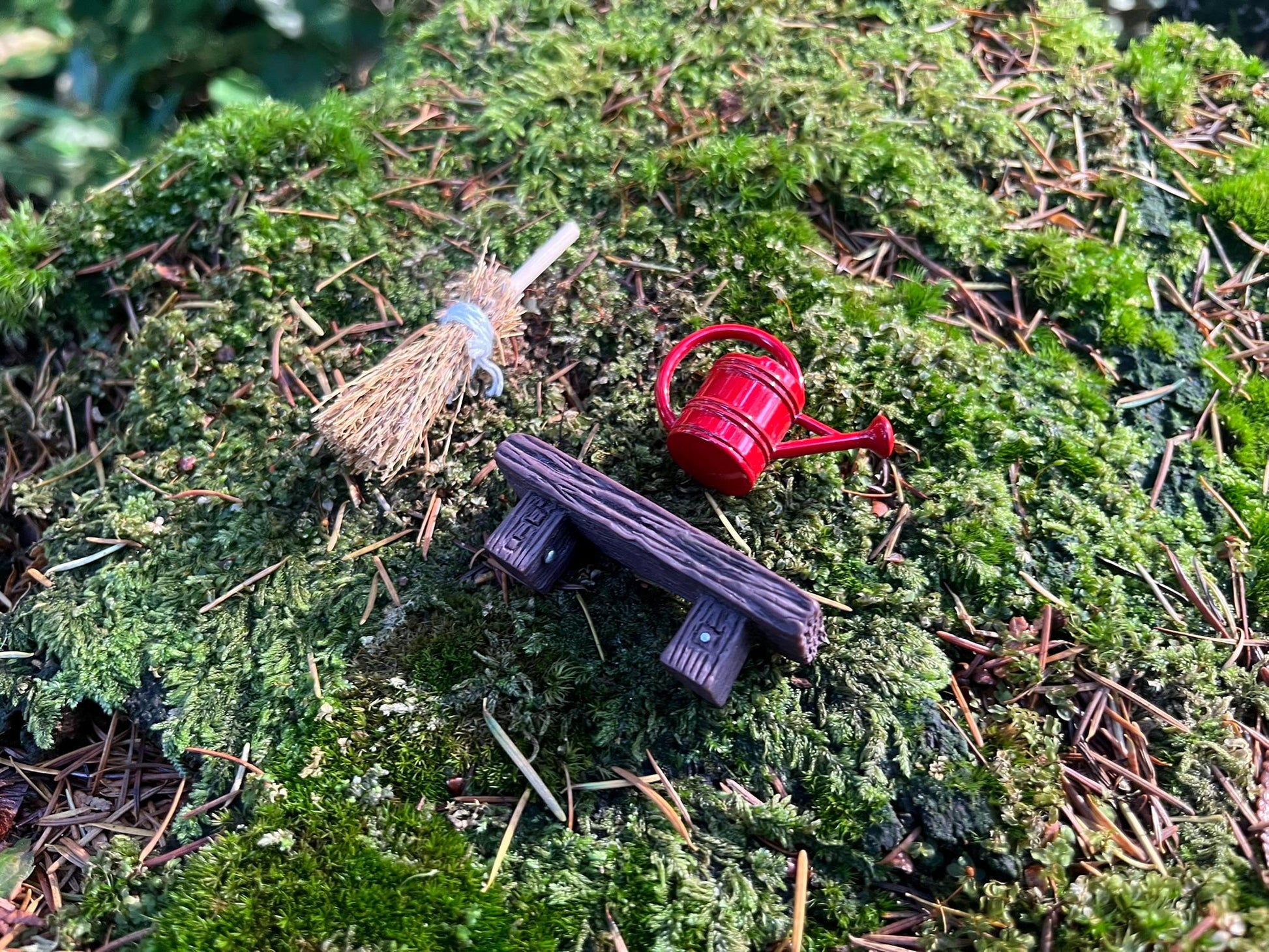 Fairy Door Starter Set - Mini Straw Broom + Watering Can (Red or Green) + Bench