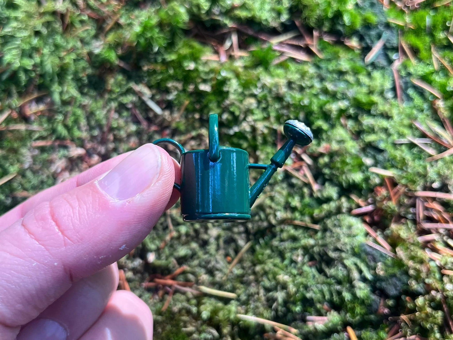 Fairy Door Starter Set - Mini Straw Broom + Watering Can (Red or Green) + Bench